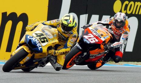 Valentino Rossi (kiri) melaju di depan Dani Pedrosa ketika keduanya masih membalap di MotoGP dalam sebuah seri pada 2006 silam.