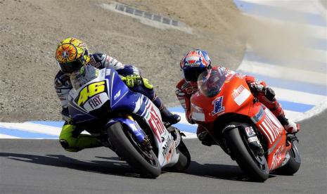 Valentino Rossi (kiri) melintasi tikungan the Corkscrew di depan Casey Stoner pada balapan MotoGP di Laguna Seca, Amerika Serikat pada Juli 2008 silam. 