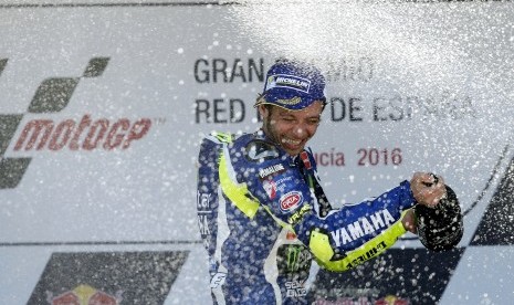  Valentino Rossi melakukan selebrasi di podium 