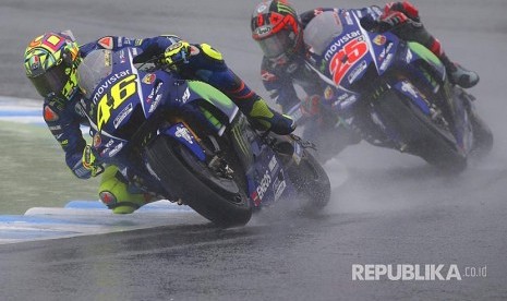 Valentino Rossi memacu Yamaha diikuti Maverick Vinales pada Grandprix MotoGP Jepang di sirkuit Twin Ring Motegi, Motegi, Jepang.