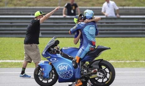 Valentino Rossi memeluk adiknya Luca Marini yang menjuarai seri Moto2 Malaysia.