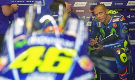 Valentino Rossi mempersiapkan diri sebelum balapan di GP Italia, Sirkuit Mugello, Ahad (4/6).