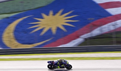 Valentino Rossi mengendarai motor Yamaha dalam tes pramusim MotoGP di Sirkuit Internasional Sepang, Malaysia, Ahad (28/1).