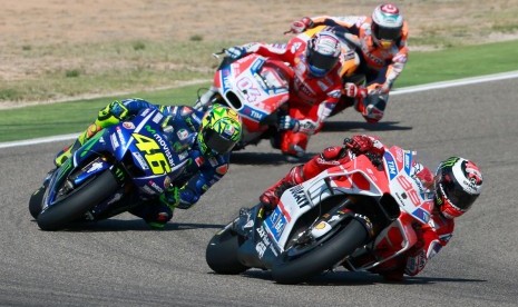 Valentino Rossi (posisi kedua) berusaha mengejar Andrea Dovizioso pada GP Aragon, Ahad (25/9).