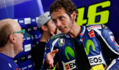 Valentino Rossi sedang berbincang dengan Luca Cadalora