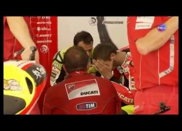 Valentino Rossi tampak stres setelah terlibat kecelakaan dengan Marco Simoncelli