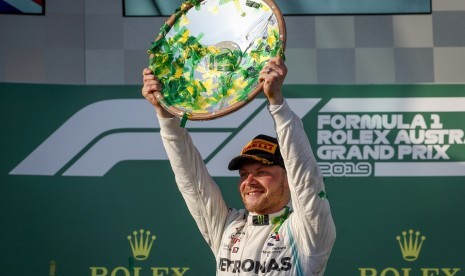 Valtteri Bottas merayakan gelar juara GP Australia Formula Satu (F1) di Melbourne, Ahad (17/3).