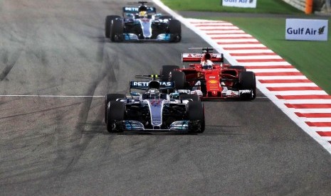 Valtteri Bottas saat masih di depan Sebastian Vettel (tengah) dan Lewis Hamilton pada GP Bahrain di Sakhir. (ilustrasi)