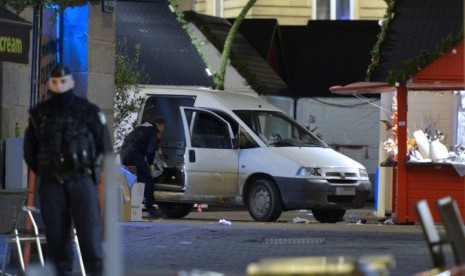 Van yang menabrak pasar Natal di Nantes