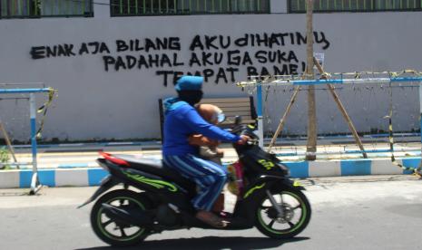 Vandalisme mewarnai tembok trotoar di Jalan KH Ahmad Dahlan sekitar Alun-alun Jombang, Jawa Timur, Selasa (25/10/2022). Trotoar yang baru selesai direvitalisasi itu tidak luput dari aksi mencorat-coret (vandalisme) tangan-tangan jahil yang masih kerap terjadi di wilayah setempat, dan mengakibatkan tidak enak dipandang. 