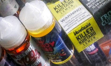 Aneka varian cairan rokok elektrik (vape). Orang yang sering nge-vape lebih mungkin menderita batuk kronis dibandingkan mereka yang tidak mengonsumsi vape atau merokok.