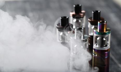 Vape. Vape sering dianggap lebih aman dibandingkan rokok biasa, padahal itu tidak benar. Keduanya sama-sama berbahaya bagi kesehatan.