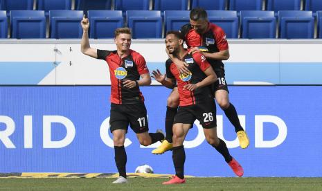 Vedad Ibisevic melompat ke punggung Matheus Cunha yang mencetak gol ketiga Hertha Berlin ke gawang Hoffenheim di Bundesliga.