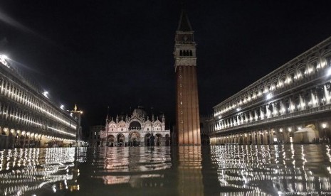 Venesia dibanjiri  gelombang pasang.