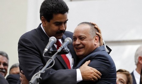 Venezuelan Vice President Nicolas Maduro (left) embraces National Assembly President Diosdado Cabello during the assembly inauguration in Caracas January 5, 2013.   