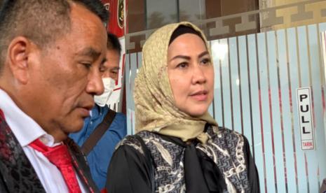 Venna Melinda saat berada di Mapolda Jatim, Kamis (12/1/2023). Venna melaporkan suaminya, Ferry Irawan, sebagai pelaku kekerasan dalam rumah tangga.