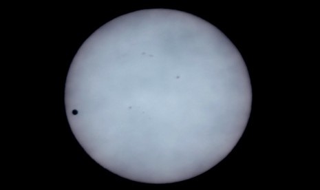  Venus terlihat seperti noktah hitam di bagian kiri matahari saat dipantau dengan teleskop milik penggiat Himpunan Astronomi Amatir Jakarta (HAAJ) di Planetarium, Taman Ismail Marzuki, Jakarta, Rabu (6/6). (dok. HAAJ)