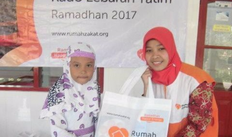 Vera mendapat Kado Lebaran Yatim dari Rumah Zakat