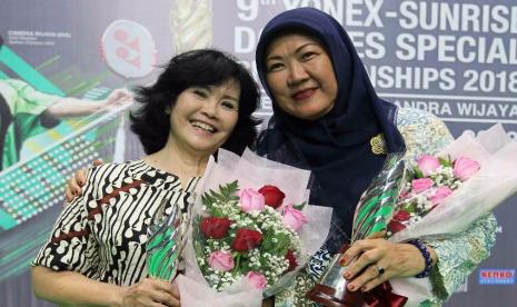 Verawaty Fajrin (kanan) bersama Imelda Wigoena, mendapat penghargaan Pemain Legenda Terbaik dari Candra Wijaya International Badminton Center 2018.