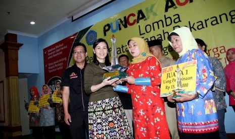 Veronica Tan menyerahkan hadiah lomba Taman Herbal Bejo.