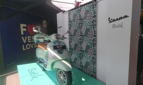 Vespa Batik Special Edition yang dipamerkan di Motoplex 4B Yogyakarta, Kamis (15/12/2022).