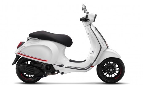 Vespa Sprint Carbon dalam warna White Innocenza