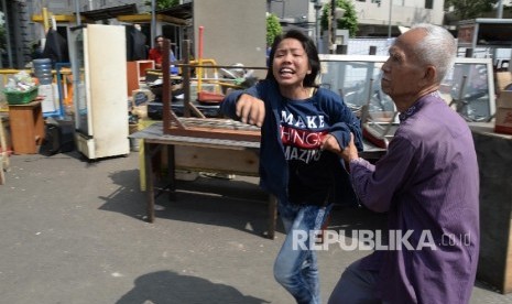 Veteran perang Letkol (Purn) Ilyas Karim tertunduk lesu seusai rumahnya dibongkar petugas di Rawajati, Jakarta, Kamis (1/9).