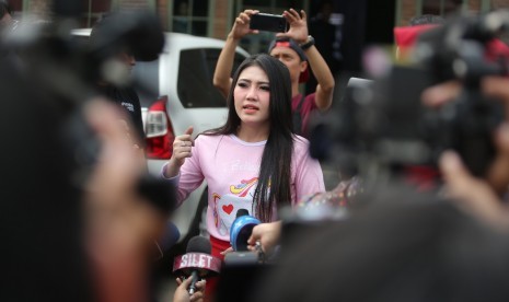 Penyanyi dangdut Via Vallen melalui unggahan di akun Instagram pribadinya mengajak masyarakat untuk tidak mengucilkan para pasien positif COVID-19 (Foto: penyanyi Via Vallen)