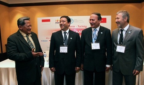 Vice chairman for industry, research and technology of KADIN, Bambang Sudjagad (left), talks to some Turkish businessmen in a meeting on Monday. The meeting aims at seeking business opportunities for both countries.   