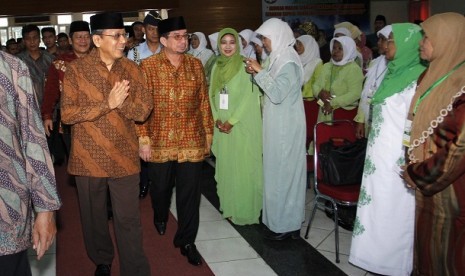  Vice Presiden Boediono (second left) and the Minister of Social Affairs Salim Segaf Al Jufri (third left), attend the opening of Indonesian Masjid Board (DMI) convention in Jakarta on Friday.  