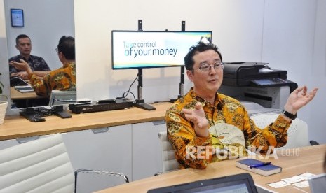 Vice Presiden Corporate Affair Samsung Indonesia Kang Hyun Lee (kanan), Direktur Utama Harian Umum REPUBLIKA Agoosh Yoosran (kiri) berbicara saat silaturahim di kantor Samsung Indonesia, Jakarta, Jumat (9\12). Pertemuan juga turut dihadiri jajaran direksi 