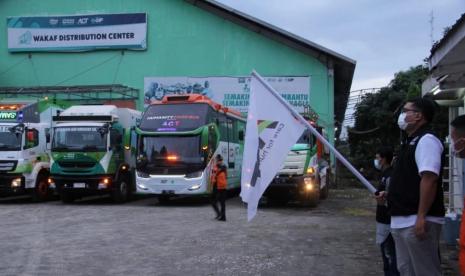 Vice President ACT Dwiko Hari Dastriyadi secara simbolis memberangkatkan armada kemanusiaan ACT dari Waqf Distribution Centre Gunung Sindur untuk membantu korban gempa di Pasaman Barat, Jumat (25/3).   Foto: Dok ACTNews