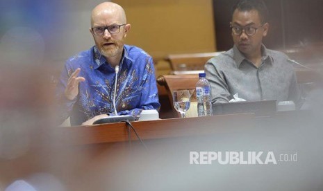 Vice President and Public Policy Facebook Asia Pacific Simon Milner (kiri)  dan Kepala Kebijakan Publik Facebook Indonesia Ruben Hattari (kanan) mengikuti rapat dengar pendapat umum dengan Komisi I DPR di Kompleks Parlemen Senayan, Jakarta, Selasa (17/4). Rapat ini membahas bocornya satu juta lebih data pengguna Facebook di Indonesia.