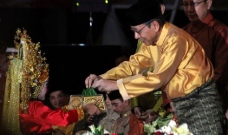 Vice President Boediono (in yellow) attends the closing ceremony of the 25th National Quran Recital Competition on Friday.