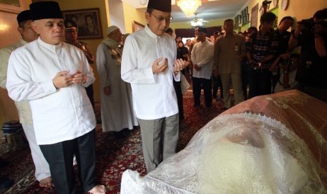 Vice President Boediono (right) and Coordinating Minister for Economy M Hatta Rajasa pray before the late Rajasa's father, HM Tohir Achmad Raksawiguna, who passes away in Jakarta on Wednesday.