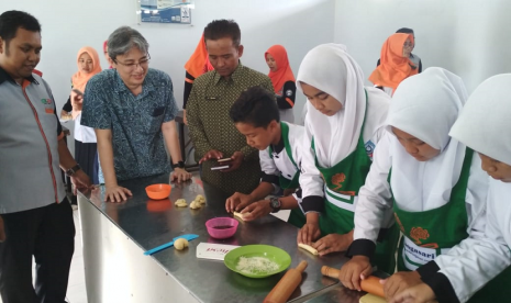 Vice president Commercial Bogasari Ivo Ariawan  meninjau siswa SMK Global yang sudah ikut pelatihan Program Teaching Factory.