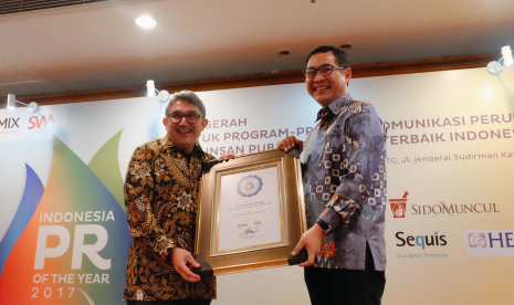 Vice President Corporate Communication Telkom Arif Prabowo saat menerima penghargaan Spoke Person of The Year pada ajang Indonesia PR of The Year 2017 di Jakarta, Selasa (31/10).