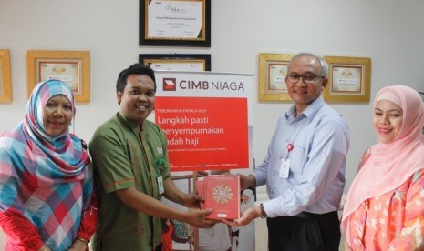 ice President Corporate Planning & Management Head  Syariah Banking  CIMB Niaga Syariah Rudi Amir (kedua dari kanan) menyerahkan wakaf Alquran kepada Manajer Program Pemberdayaan BMH  M Fahrurrozi (kedua dari kiri).