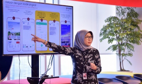  Vice President Digital Experience & Business Insight Telkomsel Tuty R Afriza menyampaikan paparan mengenai wapada penipuan yang mengatasnamakan Telkomsel di Jakarta, (6/11). Telkomsel mengimbau pelanggan tidak menginformasikan password/kode verifikasi ke siapapun, jika terjadi penipuan, pelanggan dapat menghubungi layanan call center 24 jam dengan menghubungi 188 atau mengirimkan SMS pengaduan yang dikirimkan ke 1166. 