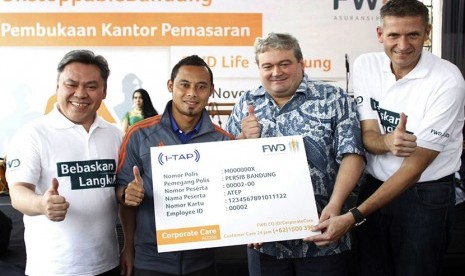 Vice President Director FWD Life, Jens Reisch (kanan), Chief of Corporate Care Pedro Amor (dua dari kanan) dan Director & Chief Agency Officer FWD Life, Hendra Thanwijaya (kiri), secara simbolis memberikan asuransi kepada Kapten Persib Bandung Atep Rizal, 