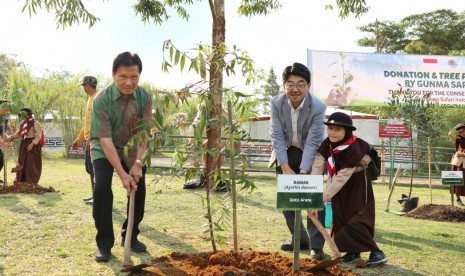 Vice President Gunma Safari Park Jepang Mr Goto Araya memberikan donasi dana konservasi satwa liar sebesar 1 juta yen  kepada  Direktorat Jenderal Konservasi Sumber Daya Alam Hayati dan Ekosistem (KSDAE), Kementerian Lingkungan Hidup dan Kehutanan, pada Sabtu (9/11). 