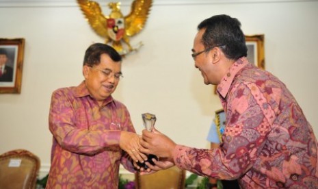 Vice President Jusuf Kalla (left) presents Transparency Award to President Director of PT PLN,  Nur Pamudji, in Jakarta on Friday. 