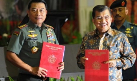 Vice President Jusuf Kalla who also chairman of Indonesian Red Cross (right) poses with Indonesian Military (TNI) commander Gen. Moeldokoafter signing MoU on relief operation in Jakarta on Thursday.  