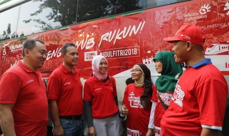 Vice President Marketing Management Jemy V Confido, EVP Telkom Regional II Jabodetabek Teuku Muda Nanta, dan Direktur Consumer Service Telkom Siti Choiriana (kiri ke kanan) berbincang dengan peserta mudik bareng TelkomGroup sesaat sebelum pemberangkatan di Museum Satria Mandala Jakarta, Ahad (10/6).