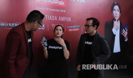 Vice President of Marketing Bukalapak Bayu Syerli, Aktris dan Penggiat Social Dian Sastrowardoyo, dan Co Founder & President Bukalapak Fajrin Rasyid berdiskusi pada acara pelincuran promo Harbolnas Bukalapak di Jakarta, Senin (10/12).