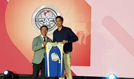 Vice President PT Indonesia Sport Venture, perusahaan pengelola klub Satria Muda Pertamina, Rony Gunawan (kanan) bersama Direktur IBL Hasan Gozali dalam acara draft pemain asing IBL pada Jumat (5/10), di Jakarta.