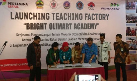 Vice President Store & Cafe PT Pertamina Retail, Riza Pahlefi, saat melakukan peresmian Bright Olimart Academy yang berlokasi di Sekolah Menengah Kejuruan Negeri 3 Semarang.