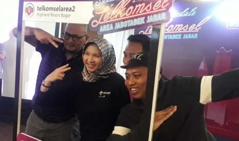 Vice Presindent (VP) Consumer Sales Area Jabotabek Jabar Telkomsel, Tuty Rahma Afriza, foto bersama dalam Media Gathering Telkomsel Area 2 Jabotabek Jabar di The Highland Park Resort Bogor, akhir pekan.  