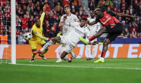 Victor Boniface dari Bayer Leverkusen (kanan) mencetak gol ke gawang AC Milan dalam pertandingan Liga Champions di BayArena, Leverkusen, Rabu (2/10/2024) dini hari WIB.