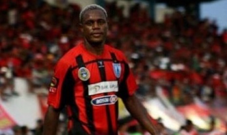 Victor Igbonefo saat masih membela Persipura Jayapura. Persipura memastikan tak membawa pulang Igbonefo yang kini memperkuat Persib Bandung.